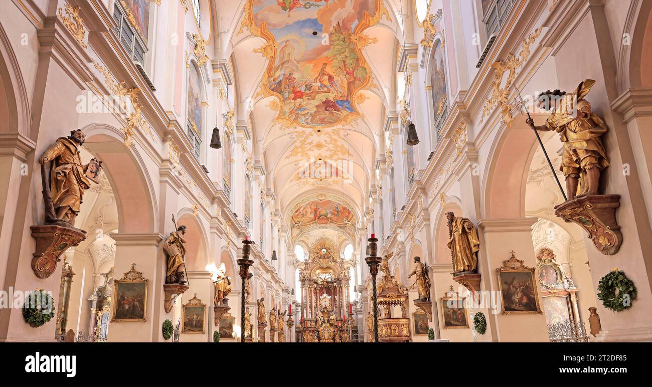 L'intérieur de l'église Saint-Pierre est une église paroissiale catholique romaine située dans le centre de la ville de Munich en Bavière, en Allemagne Banque D'Images
