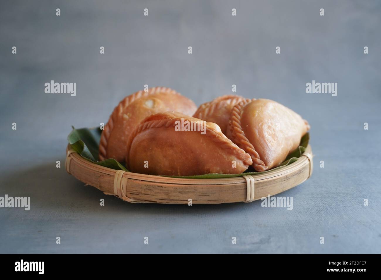 Image en gros plan d'un karipap traditionnel malaisien ou d'une bouffée de curry. Banque D'Images