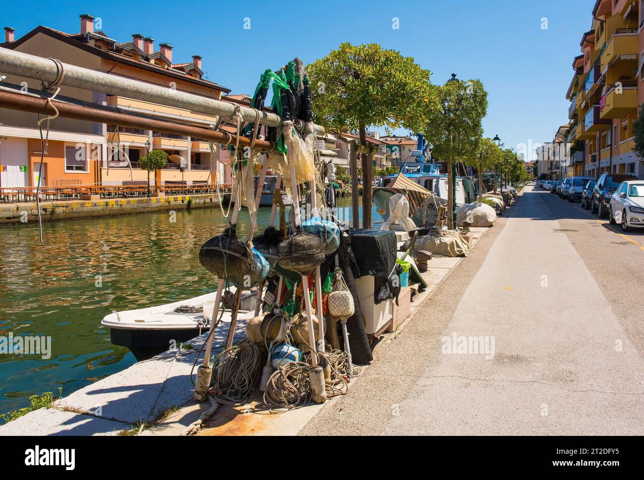 Grado, Italie - 11 août 2023. Matériel de pêche et bateaux sur le front de mer de Grado en Frioul-Vénétie Julienne, au nord-est de l'Italie Banque D'Images