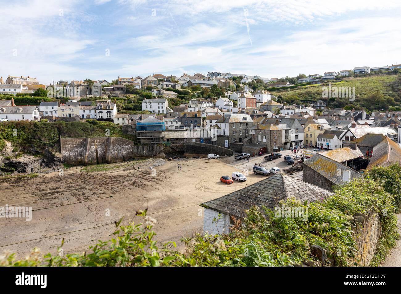 Port Isaac village de pêcheurs sur la côte nord de Cornwall, vue surélevée sur le port et le village, Cornwall, Angleterre, Royaume-Uni, 2023 Banque D'Images