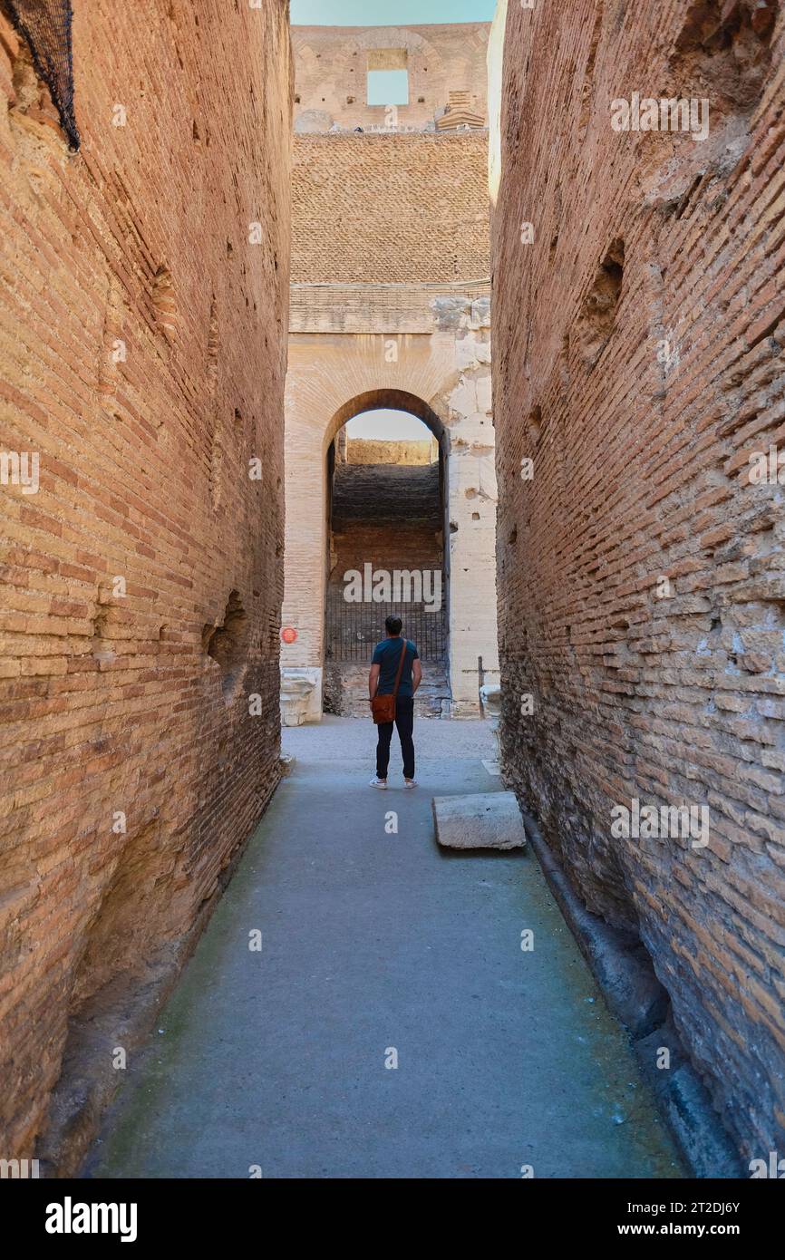 Homme debout entre les murs du Colisée à Rome, Italie. Banque D'Images