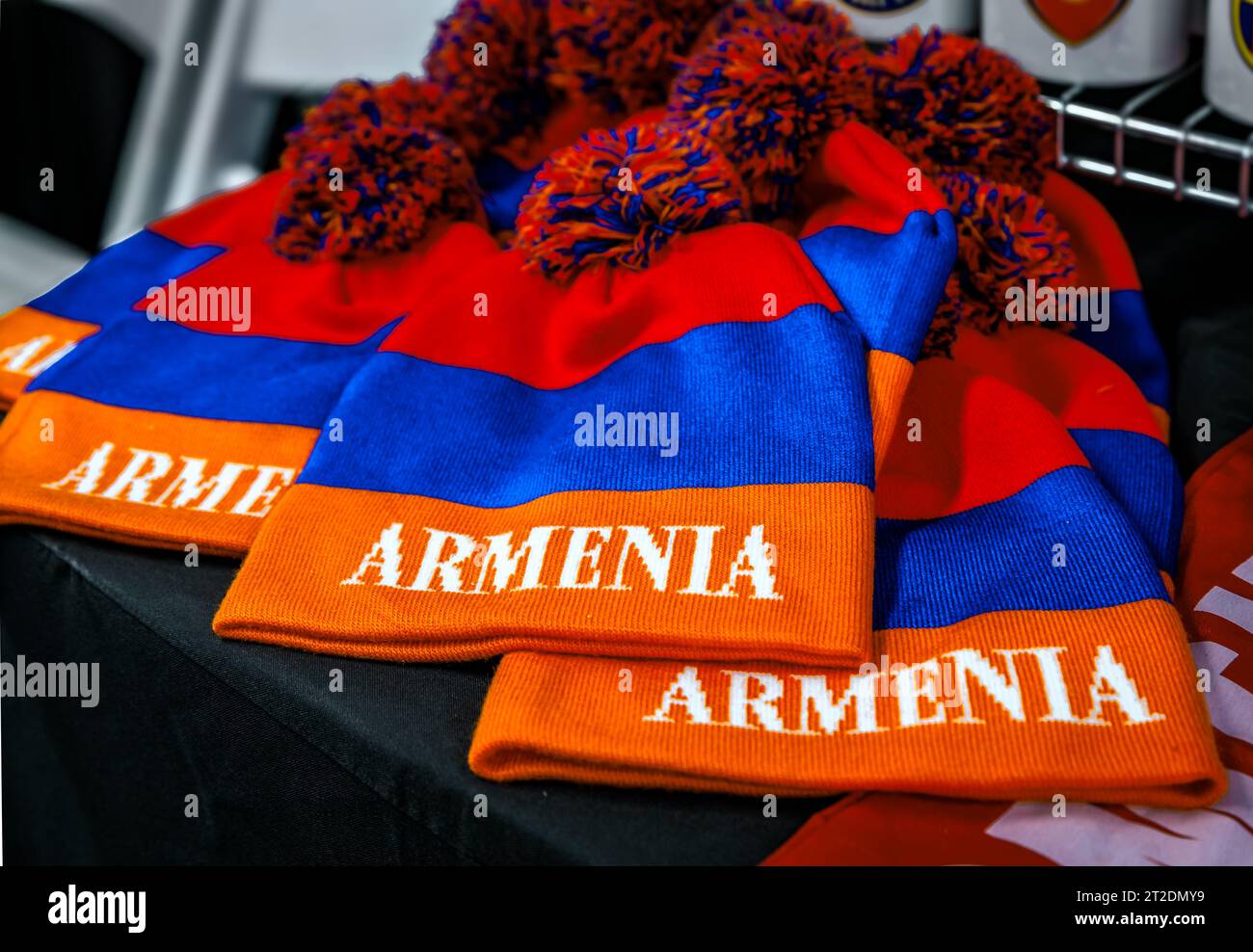 Bonnet bonnet en tricot drapeau arménien rouge, bleu et orange lors d'un festival de la culture arménienne à San Francisco, Californie Banque D'Images
