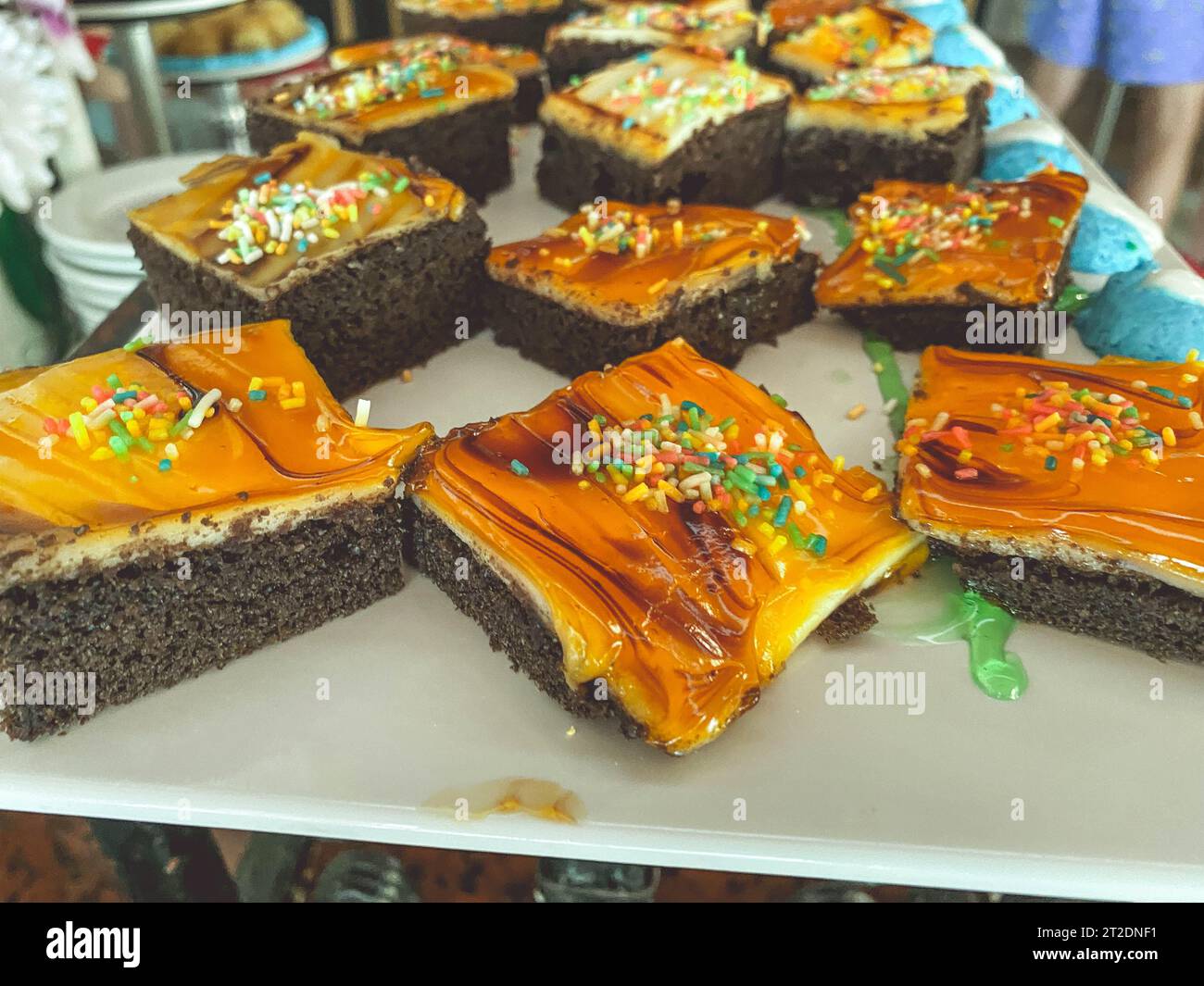 bonbons sur la table dans l'hôtel. gâteau au chocolat avec garniture au caramel. gâteaux multicolores appétissants avec des saupoudrages de sucre. dessert avec baies et fru Banque D'Images
