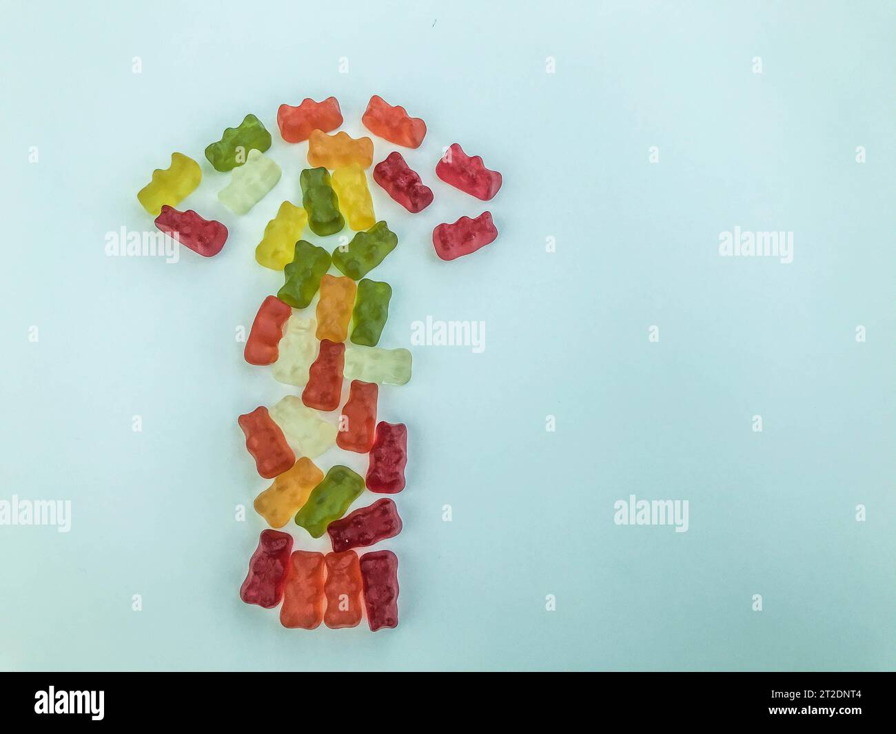 flèche en forme d'ours en gomme multicolores et brillants. délicieux dessert gélatineux. un régal appétissant pour les enfants et les adultes. la direction de Banque D'Images