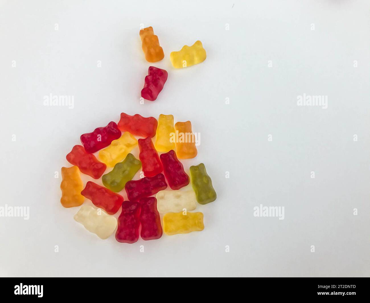 dessert sucré. Ours gommeux en forme de boule de Noël. Boule rouge, jaune, verte pour la table du nouvel an. décoration comestible pour la veille de noël. Banque D'Images