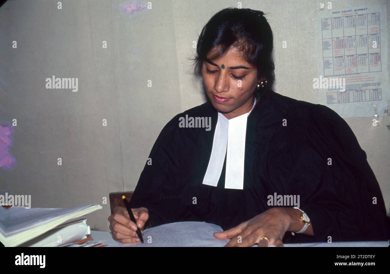 Femme avocate au bureau, habillée en noir, Bombay, Inde. Banque D'Images