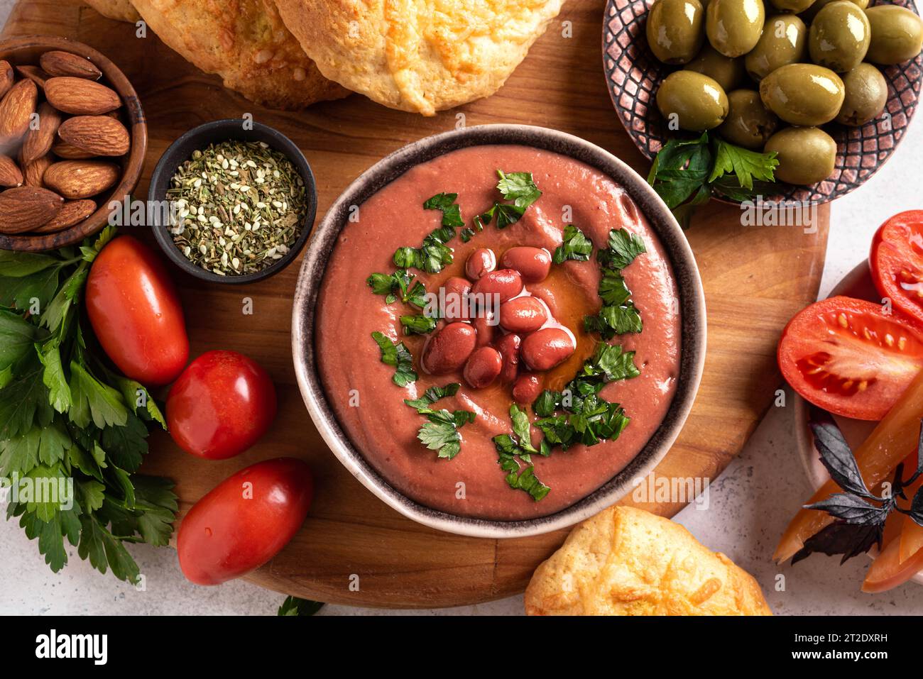 Moyen-Orient, petit déjeuner traditionnel arabe avec faute, olives, manakeesh ou pain pita avec fromage et zaatar en gros plan. Cuisine arabe. Banque D'Images