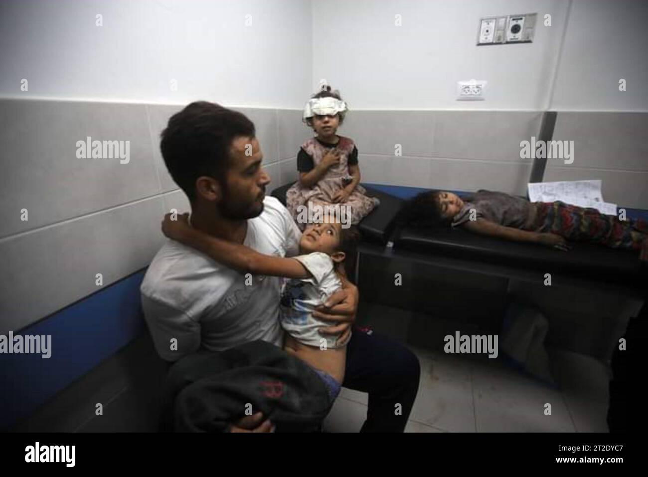 Un certain nombre de blessés alors que l'armée israélienne ciblait la région de Tal Al-Hawa, à l'ouest de la ville d'Azza. Gaza City. Palestine. Banque D'Images