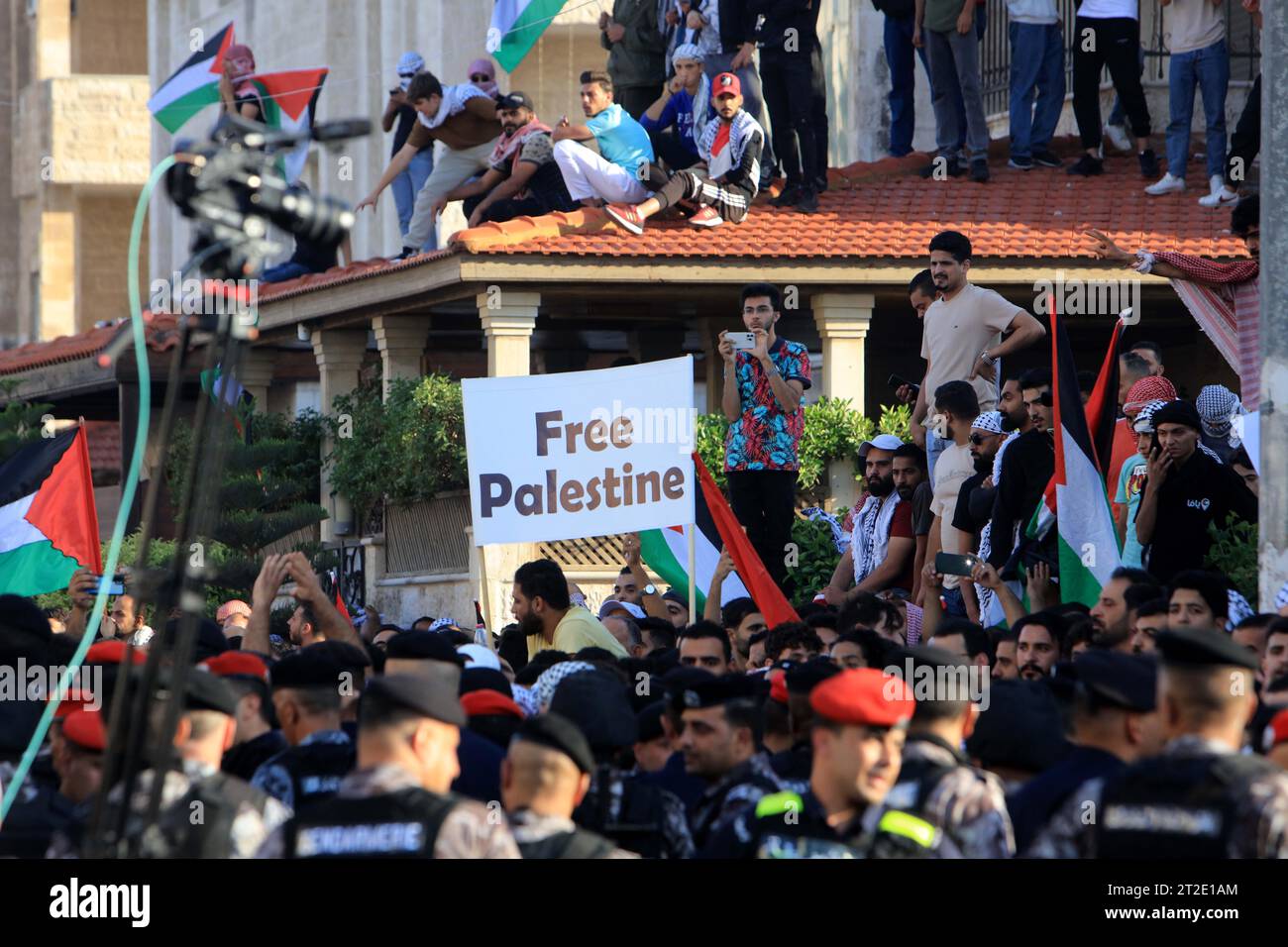 Amman, Jordanie. 18 octobre 2023. Les gens assistent à un rassemblement pro-palestinien contre l’attaque meurtrière contre un hôpital dans la bande de Gaza, près de l’ambassade israélienne à Amman, en Jordanie, le 18 octobre 2023. Crédit : Mohammad Abu Ghosh/Xinhua/Alamy Live News Banque D'Images