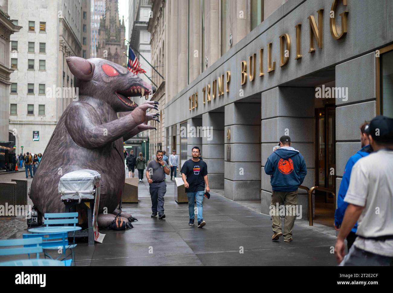 New York, NY, USA 10-06-2023 piétons marchent par le rat géant gonflable maléfique sur le trottoir devant Trump Building Manhattan Banque D'Images