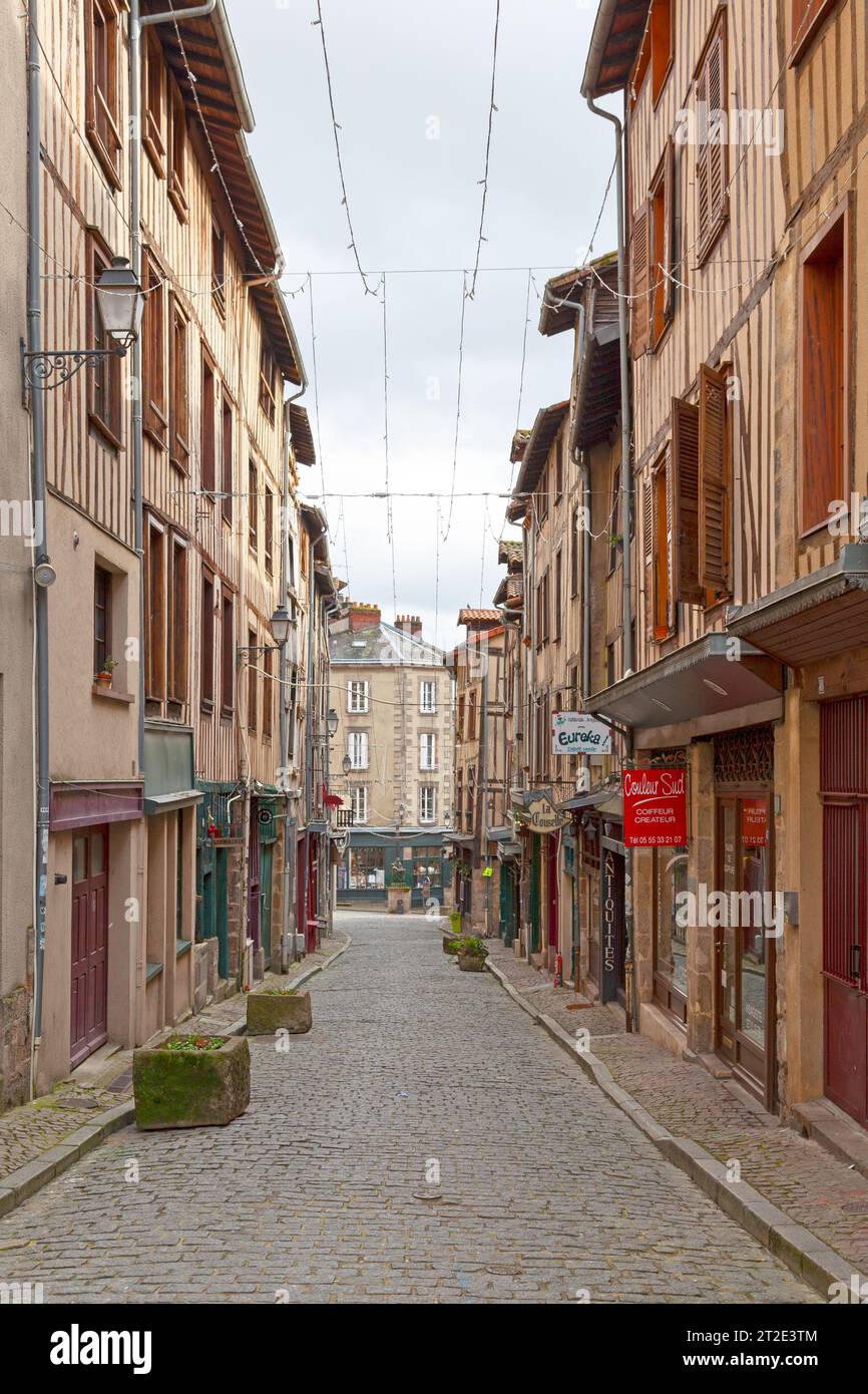 Limoges, France - novembre 09 2019 : la rue de la boucherie est une petite rue médiévale bordée de bâtiments à colombages Banque D'Images
