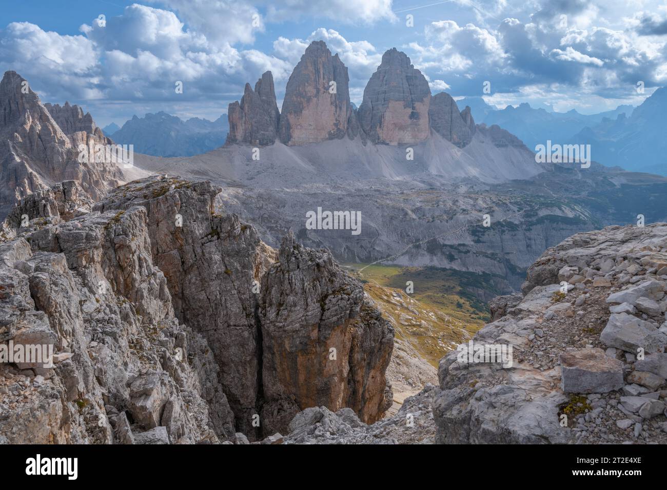 Belle vue sur la face Nord du célèbre 3 cime di Lavaredo. Point de vue sur les montagnes érodées massives avec dépôts d'éboulis et prairie alpine. Banque D'Images