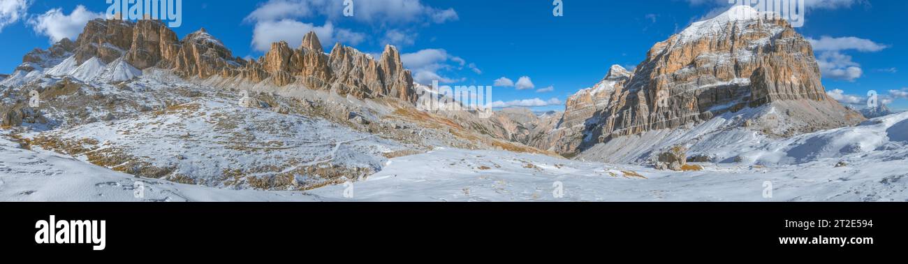Vue panoramique de l'extrémité sud de la vallée de Travenazes dans les Dolomites d'Ampezzo en Italie. Montagnes enneigées avec plusieurs sommets hauts. Banque D'Images