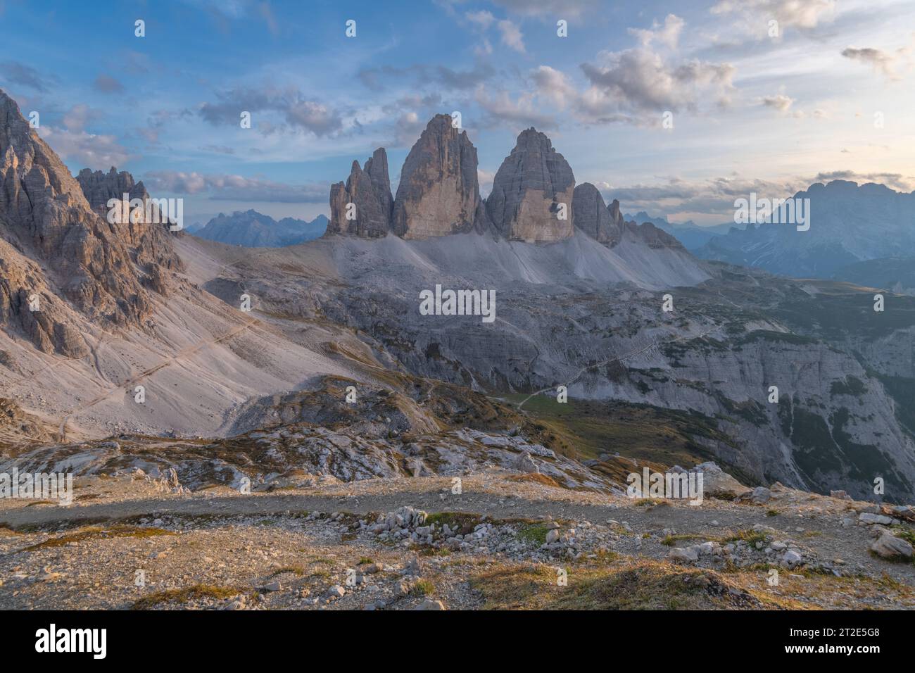 Coucher de soleil vif aux 3 cime di Lavaredo pics dans les Dolomites italiennes. Mondialement célèbre, montagnes calcaires érodées. Coucher de soleil relaxant dans les Alpes. Banque D'Images