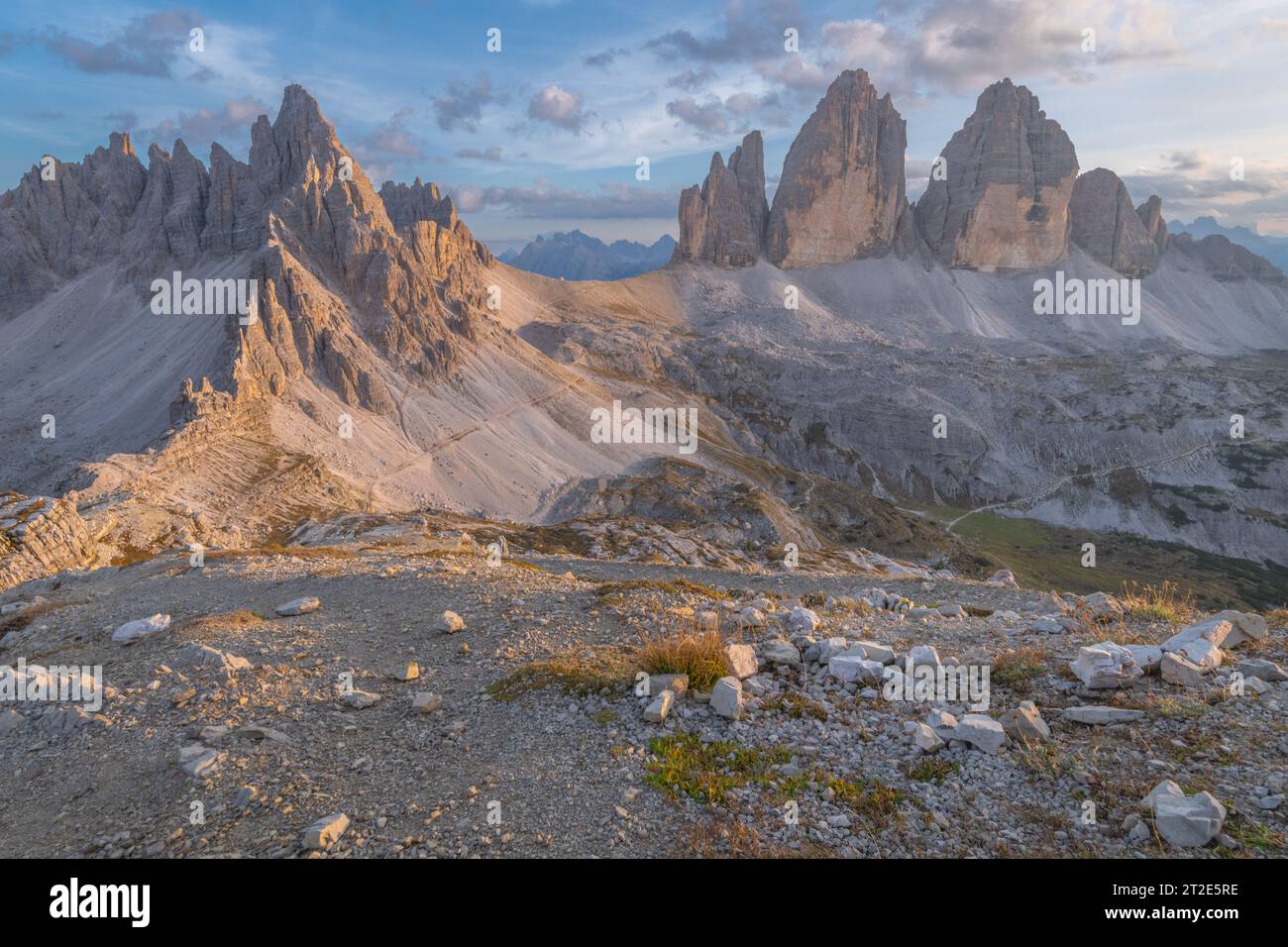 Coucher de soleil vif aux 3 cime di Lavaredo pics dans les Dolomites italiennes. Mondialement célèbre, montagnes calcaires érodées. Coucher de soleil relaxant dans les Alpes. Banque D'Images