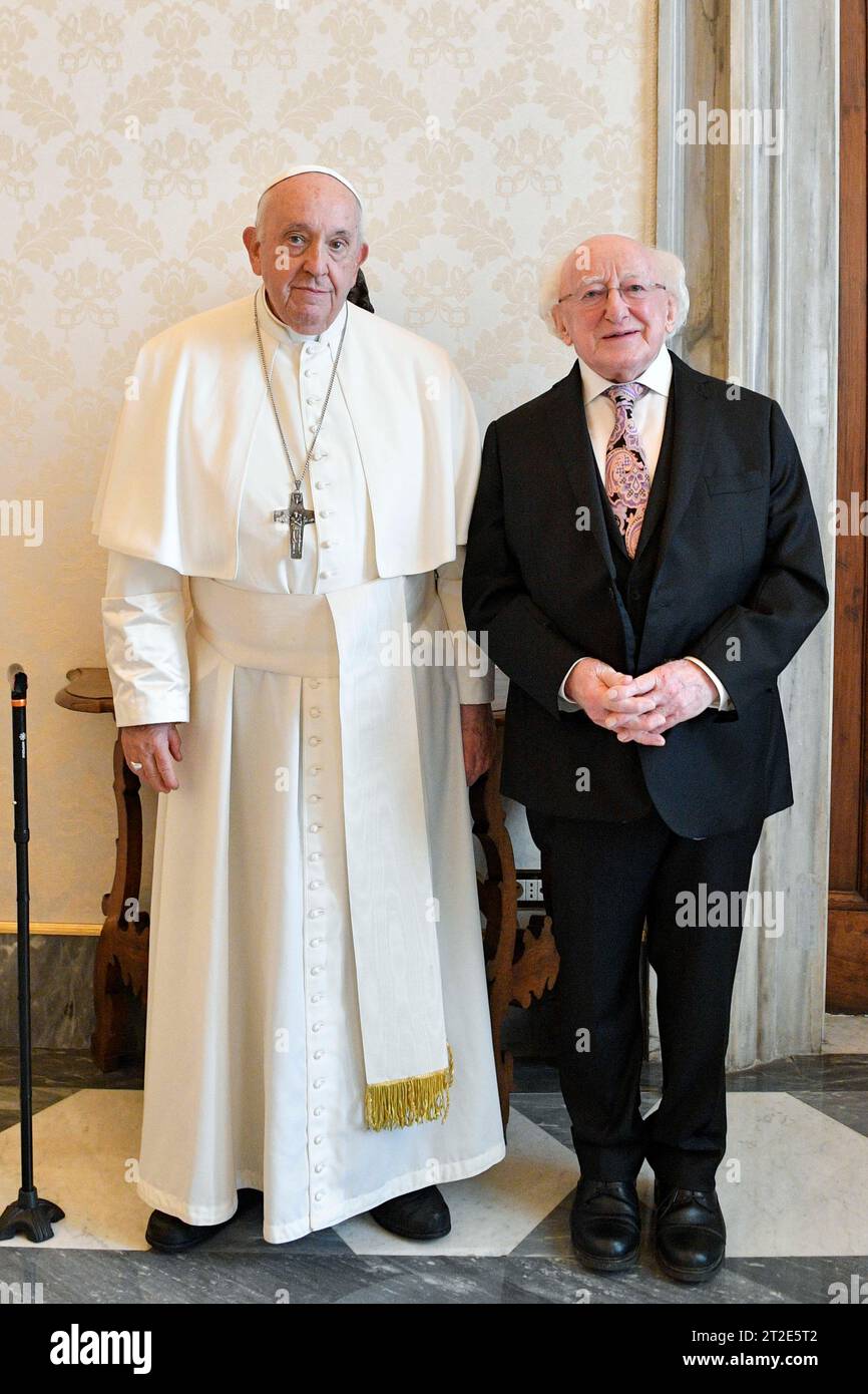 Vatican, Vatican. 19 octobre 2023. Italie, Rome, Vatican, 2023/10/19 le Pape François reçoit en audience privée M. Michael D. Higgins, Président de l'Irlande au Vatican Photographie par VATICAN MEDIA /Catholic Press photo Credit : Independent photo Agency/Alamy Live News Banque D'Images