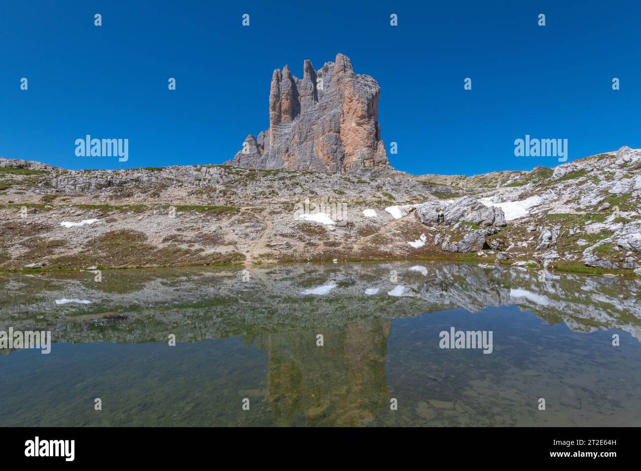 Face est des 3 montagnes cime di Lavaredo au cœur des Dolomites italiennes. Reflets de pics calcaires érodés dans un étang alpin encore Banque D'Images