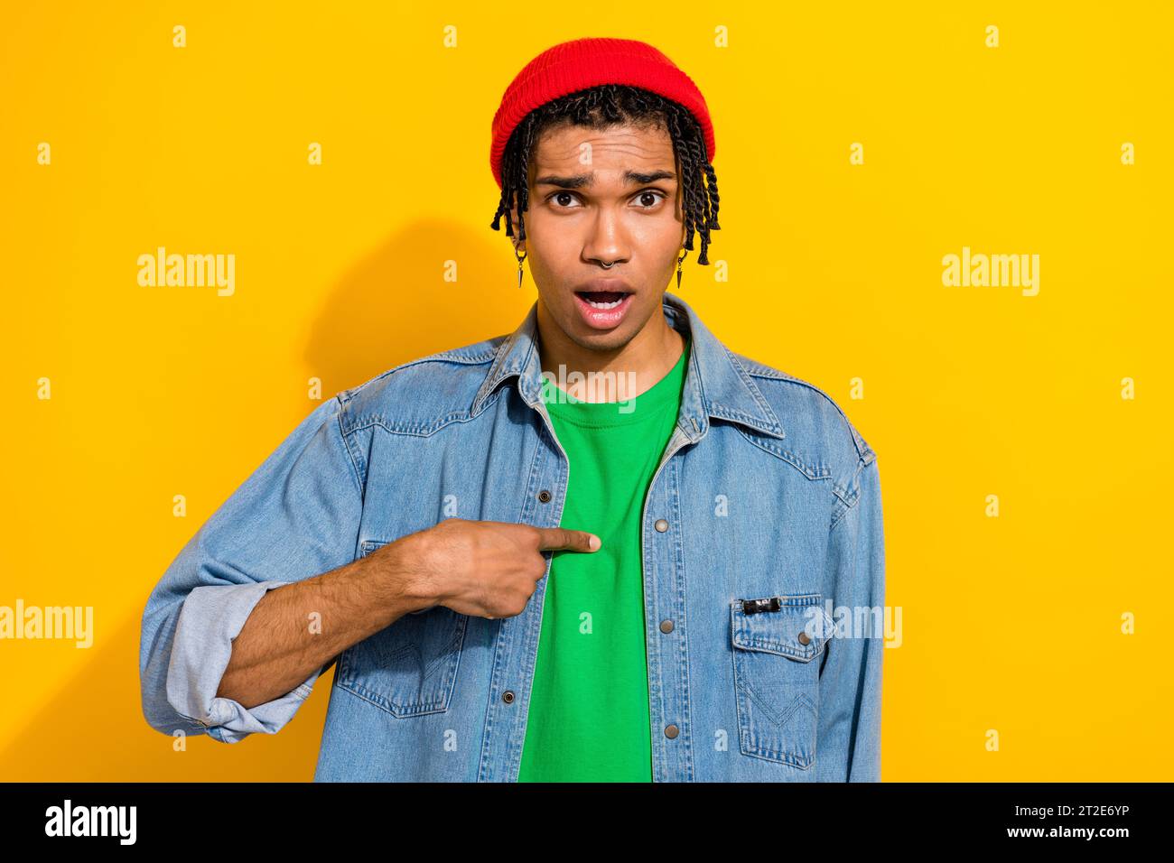 Portrait photo de point de doigt de jeune homme attrayant auto accusé blâmé habillé vêtements de jeans élégants isolés sur fond de couleur jaune Banque D'Images