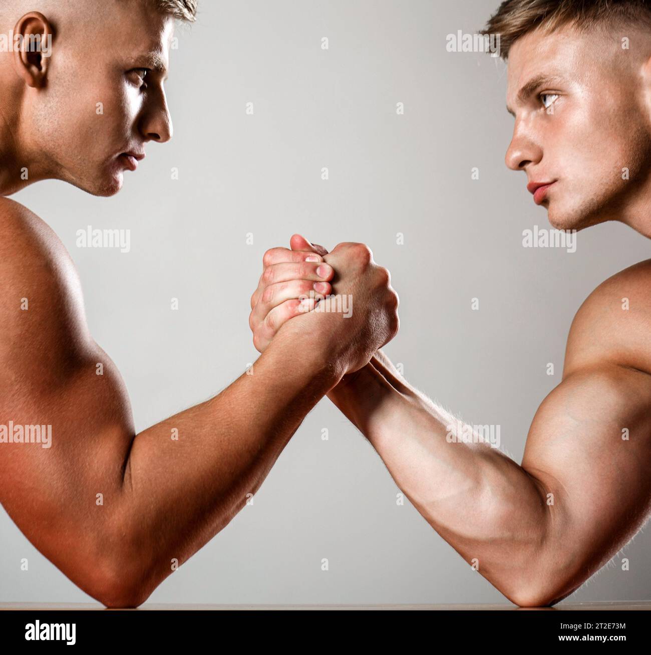 Hommes musclés mesurant les forces, les bras. Lutte à main, compétition. Mains ou bras de l'homme. Main musclée. Bras de fer serré. Deux hommes bras de fer Banque D'Images