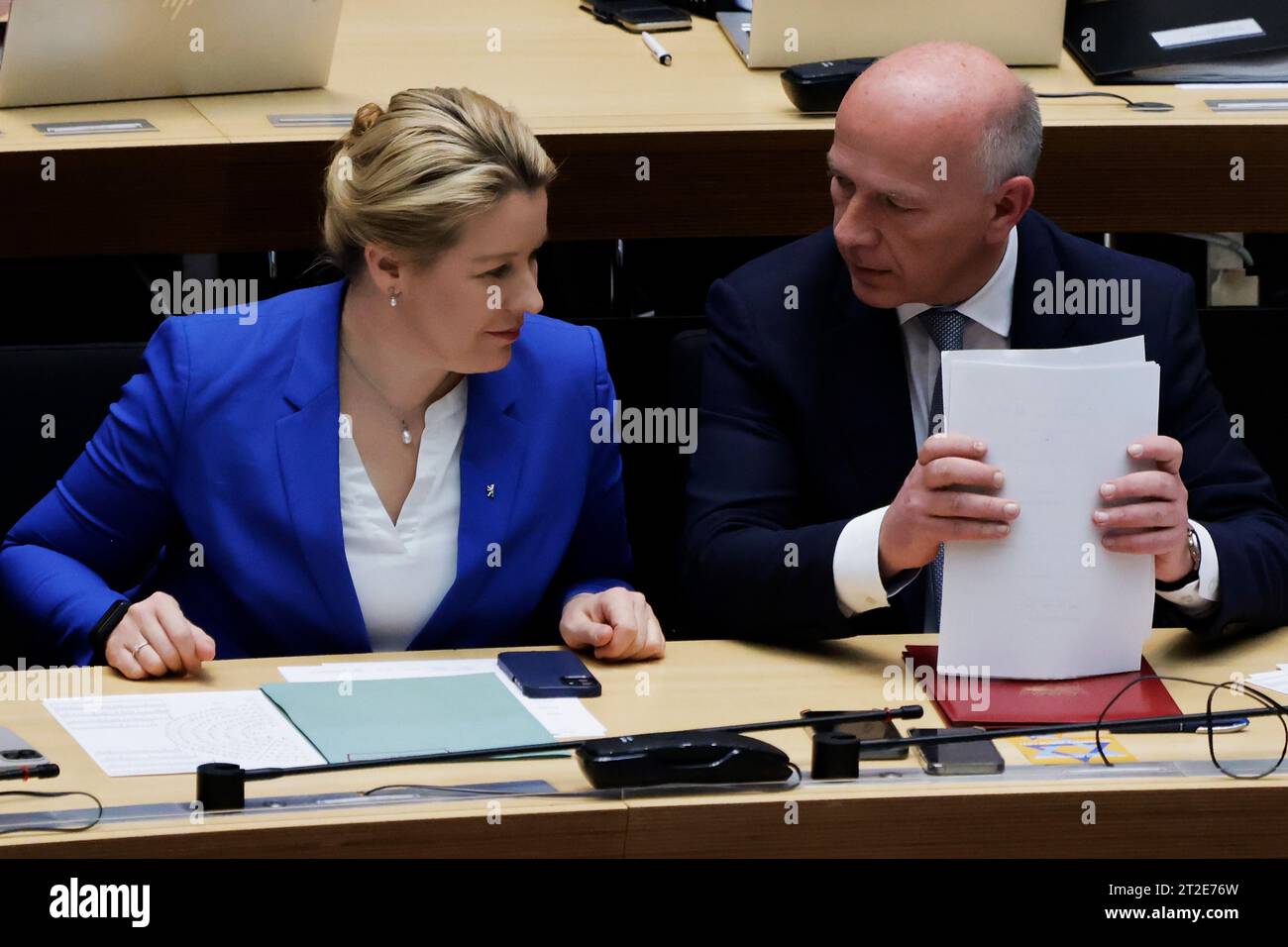 Berlin, Allemagne. 19 octobre 2023. Kai Wegner (l, CDU), maire de Berlin, et Franziska Giffey (SPD), sénatrice de Berlin pour les affaires économiques, l'énergie et le travail, après la déclaration du maire de Berlin à la Chambre des représentants sur la situation tendue suite à l'attaque terroriste du Hamas contre Israël. Ron Prosor, ambassadeur d'Israël en Allemagne, et des représentants de la communauté juive de Berlin participeront à la session plénière. Crédit : Carsten Koall/dpa/Alamy Live News Banque D'Images