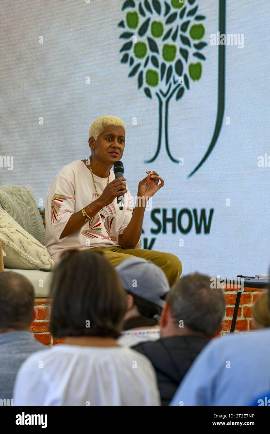 Arit Anderson, présentateur du monde des jardiniers, parlant dans un micro à main, donne des conseils d'expert - RHS Flower Show Tatton Park 2023, Cheshire, Angleterre, Royaume-Uni. Banque D'Images