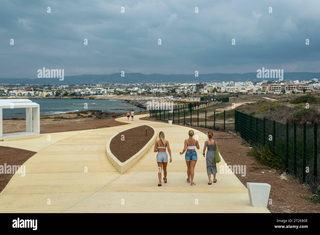 Touristes marchant le long du nouveau sentier côtier entre le port de Paphos et la plage municipale de Paphos, Paphos, Chypre Banque D'Images