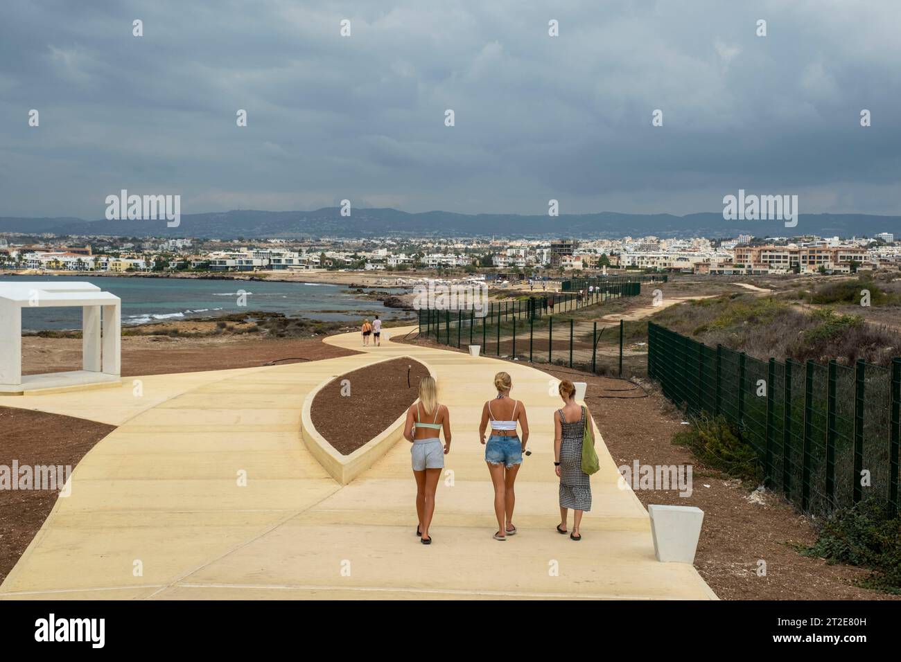 Touristes marchant le long du nouveau sentier côtier entre le port de Paphos et la plage municipale de Paphos, Paphos, Chypre Banque D'Images