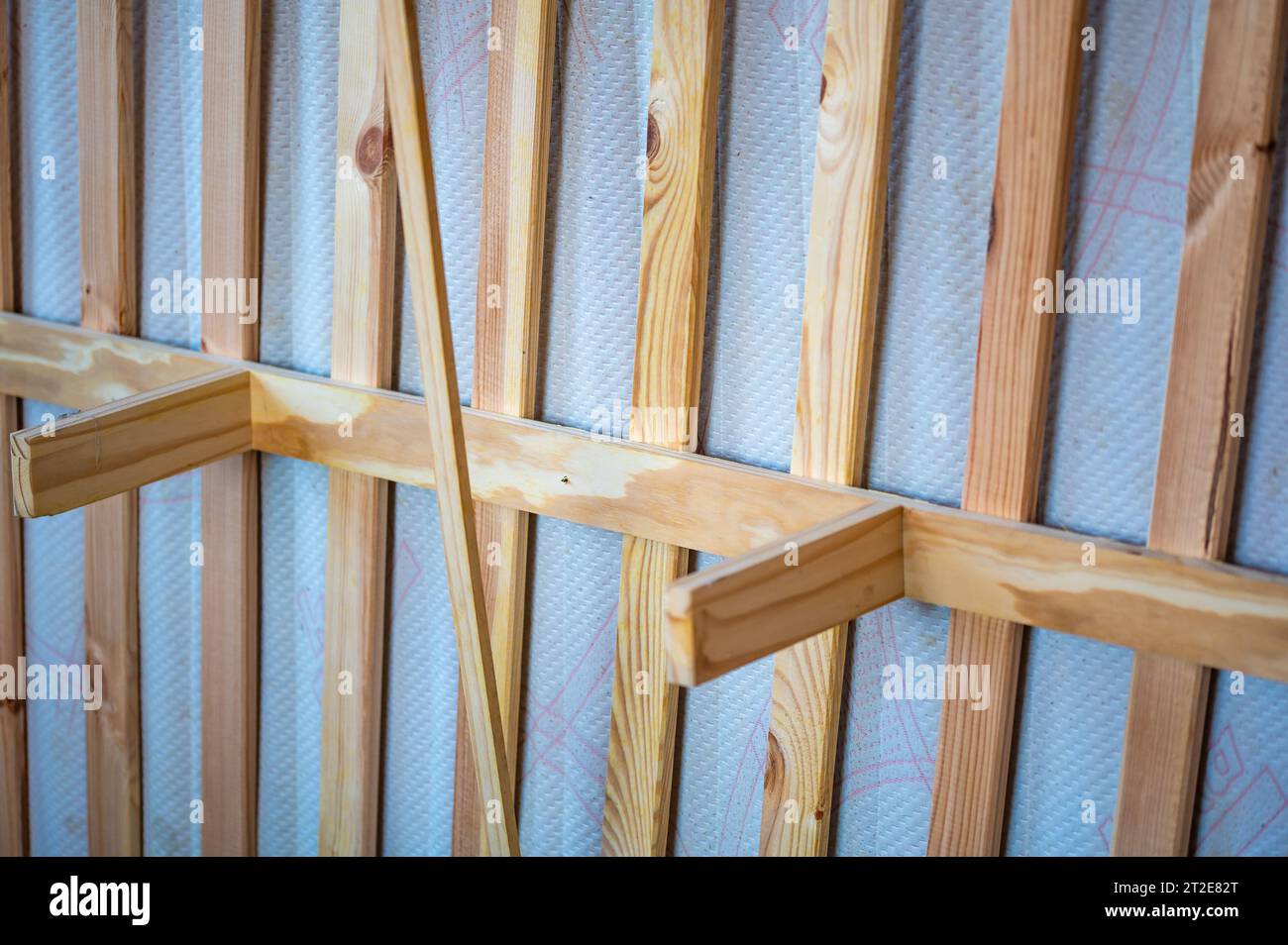 Vue de la partie inférieure du lit en bois et du cadre. Banque D'Images