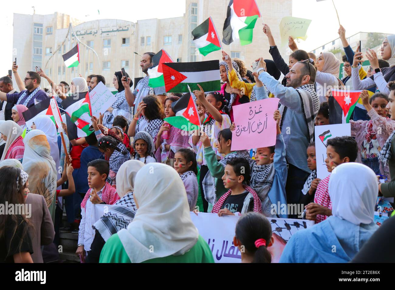 Amman, Jordanie - 18 octobre 2023 : manifestations du peuple jordanien en solidarité avec Gaza et le peuple palestinien (drapeau Jordanie et Palestine Banque D'Images