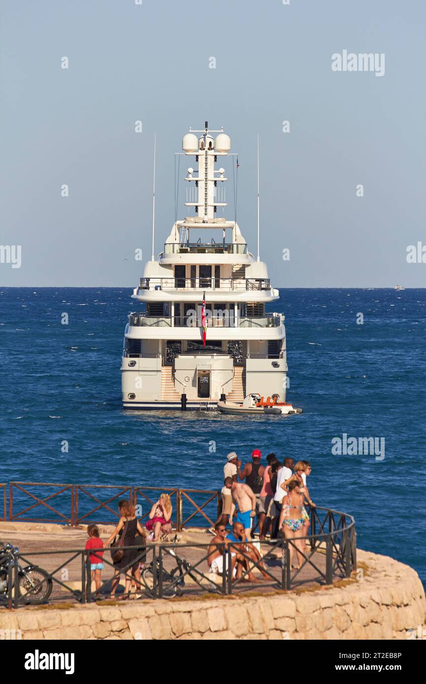 Superyacht GLOBAL ancré au large d'une plage à Antibes, dans le sud de la France. Banque D'Images