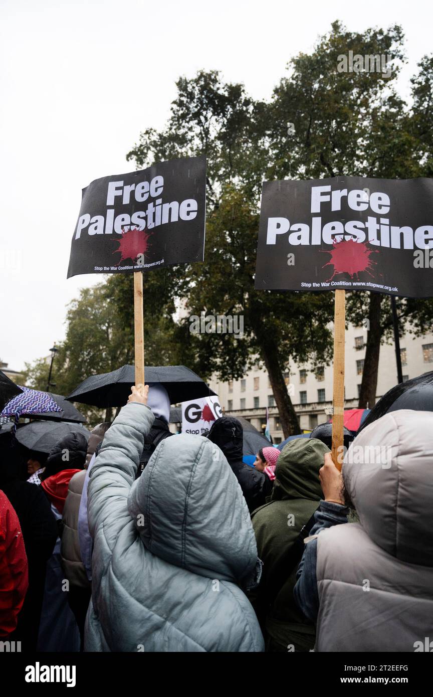 Londres 18 octobre 2023. Downing Street. Veillée pour la Palestine, y compris les personnes tuées à l'hôpital Al-Ahli de Gaza Banque D'Images