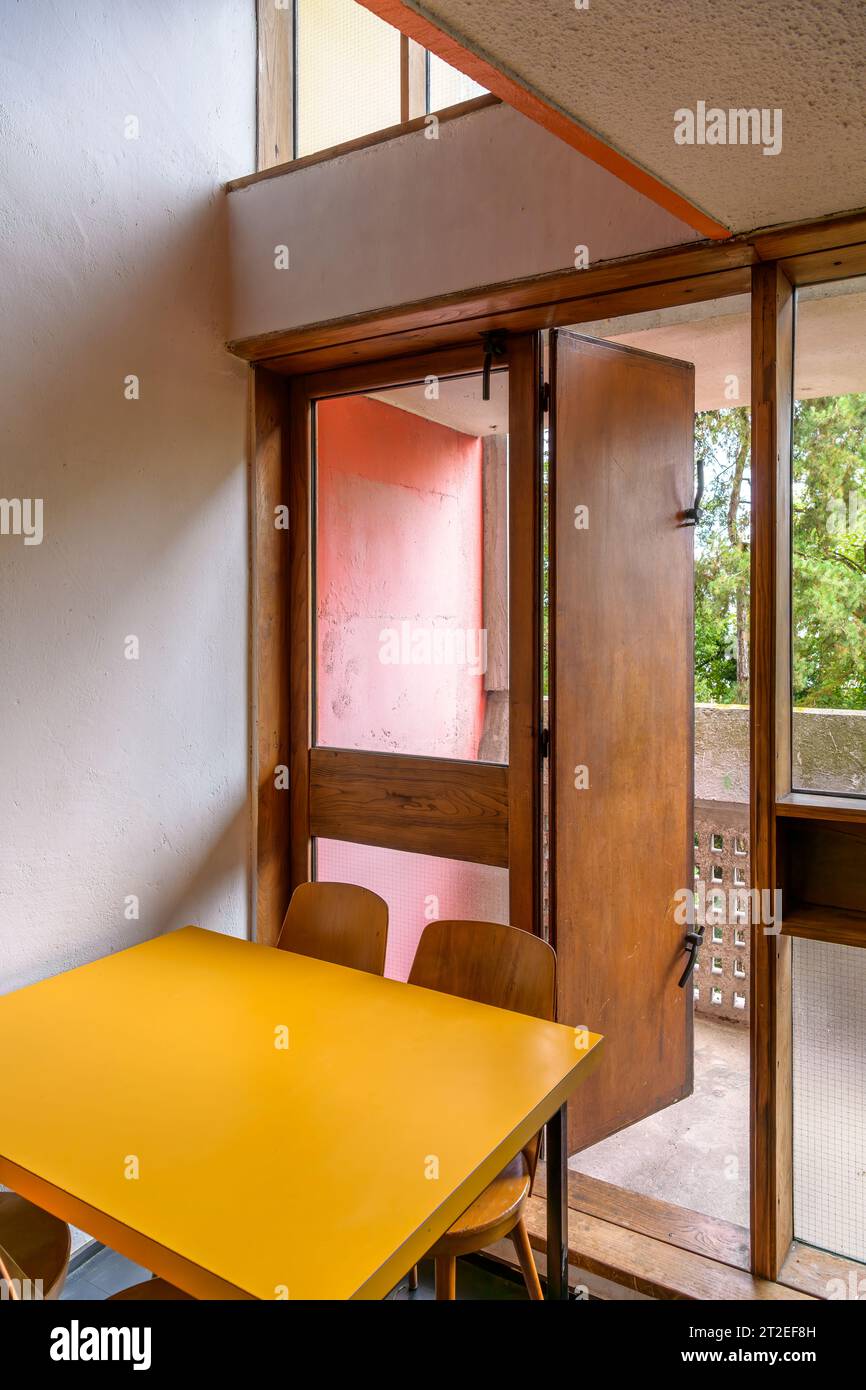 À l'intérieur d'un appartement montrant la terrasse sur le toit de la Maison d'habitation le Corbusier à Reze, Nantes. Aussi appelée la Maison radieuse le Corbusier. Banque D'Images