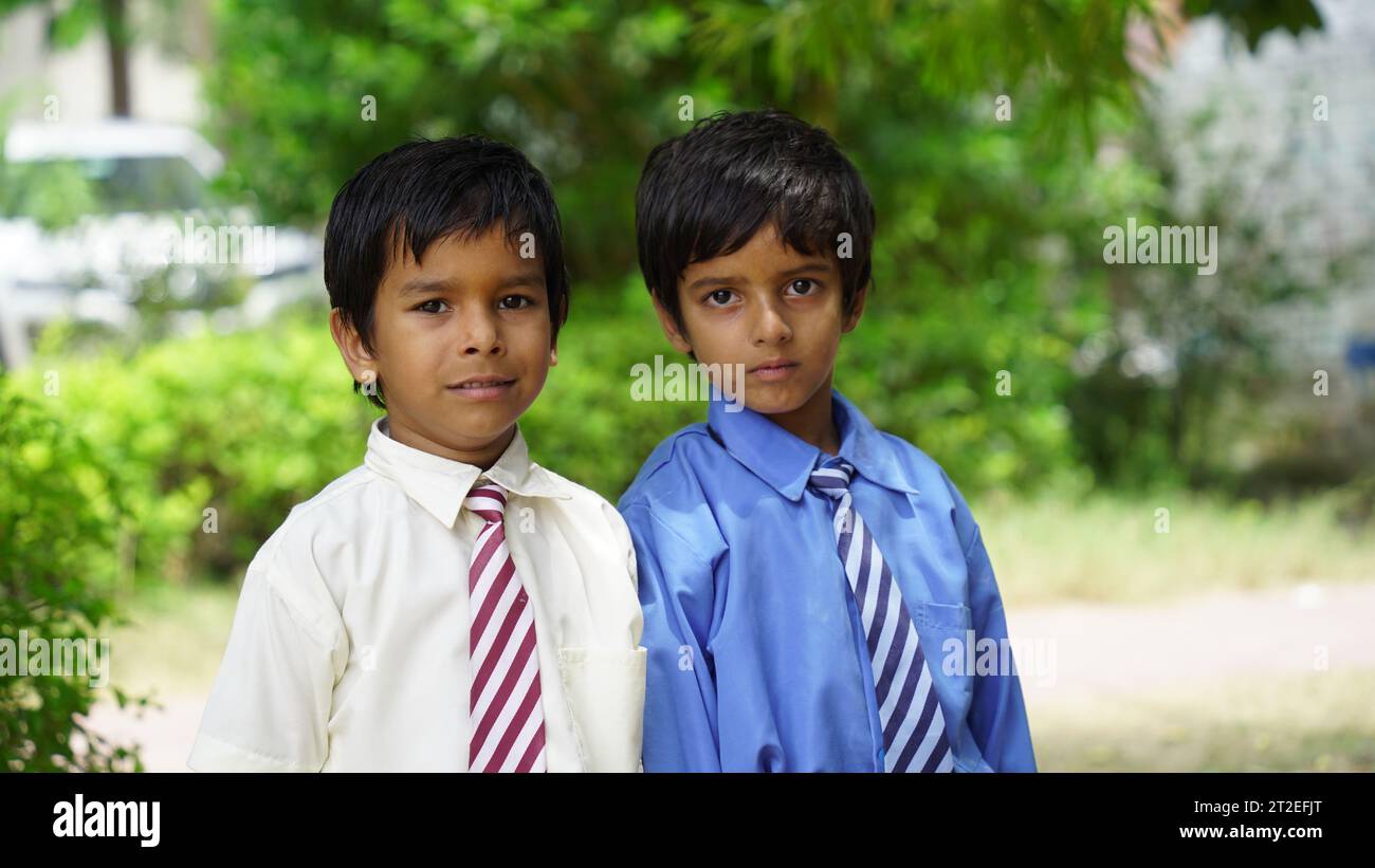 Portrait d'enfants d'école indiens heureux portant l'uniforme scolaire. Concept Skills India. Concept d'éducation. Inde rurale. Concept d'amitié, d'éducation et Banque D'Images