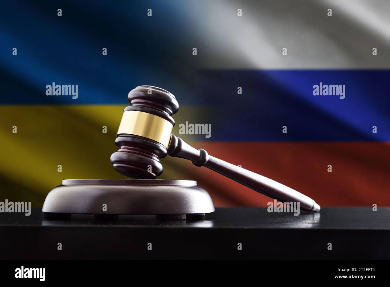 Concept d'accords politiques et de négociations entre l'Ukraine et la Russie avec marteau de juge sur une table en bois noir et drapeaux en arrière-plan. Banque D'Images