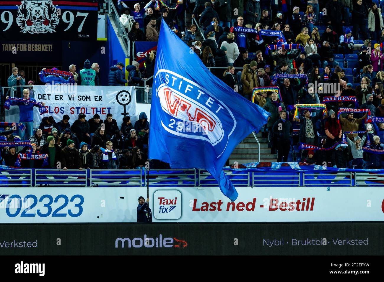 Oslo, Norvège. 18 octobre 2023. Les fans de football de Vaalerenga vus dans les tribunes lors du match de qualification de la Ligue des champions féminine de l'UEFA entre Vaalerenga et le Real Madrid à l'Artility Arena d'Oslo. (Crédit photo : Gonzales photo/Alamy Live News crédit : Gonzales photo/Alamy Live News Banque D'Images