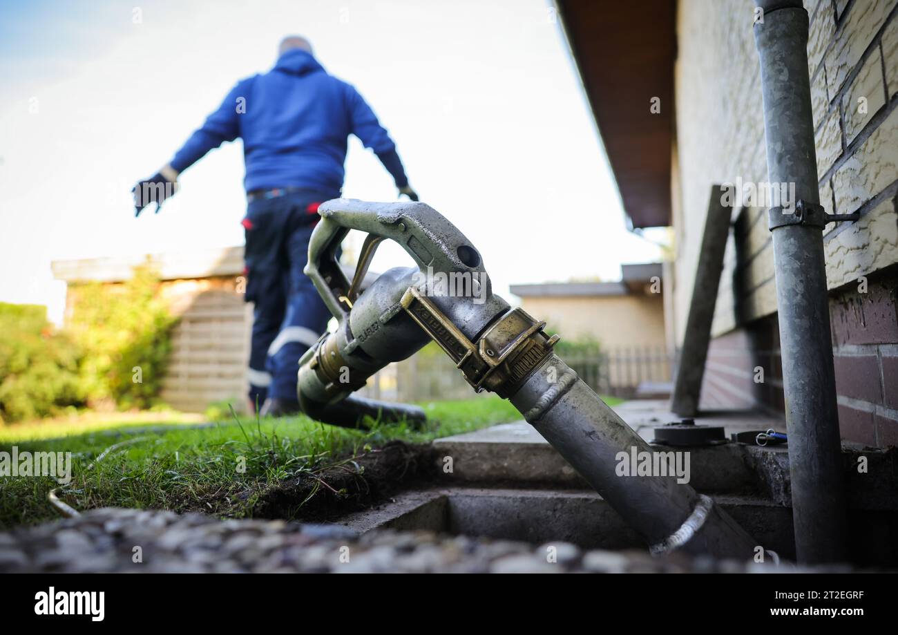 Bad Brahmstedt, Allemagne. 18 octobre 2023. Un tuyau avec une buse est fixé à un goulot de remplissage pour la livraison de mazout à un client dans une maison unifamiliale. Crédit : Christian Charisius/dpa/Alamy Live News Banque D'Images