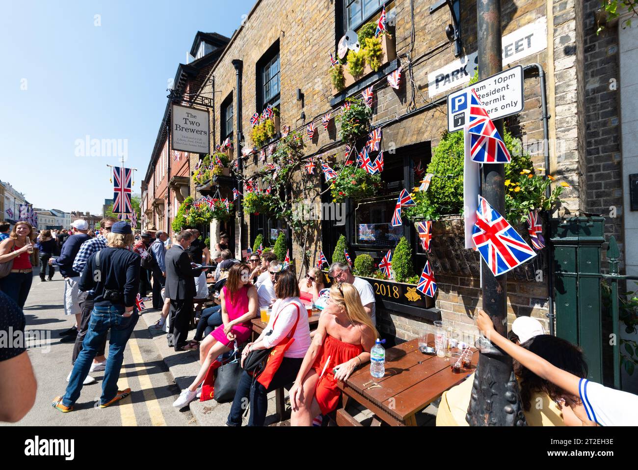 Les gens se détendent devant le pub The Two Brewers, Park Street, Windsor, Berkshire, Royaume-Uni, après avoir bordé les rues pour le mariage royal de Harry & Meghan Banque D'Images