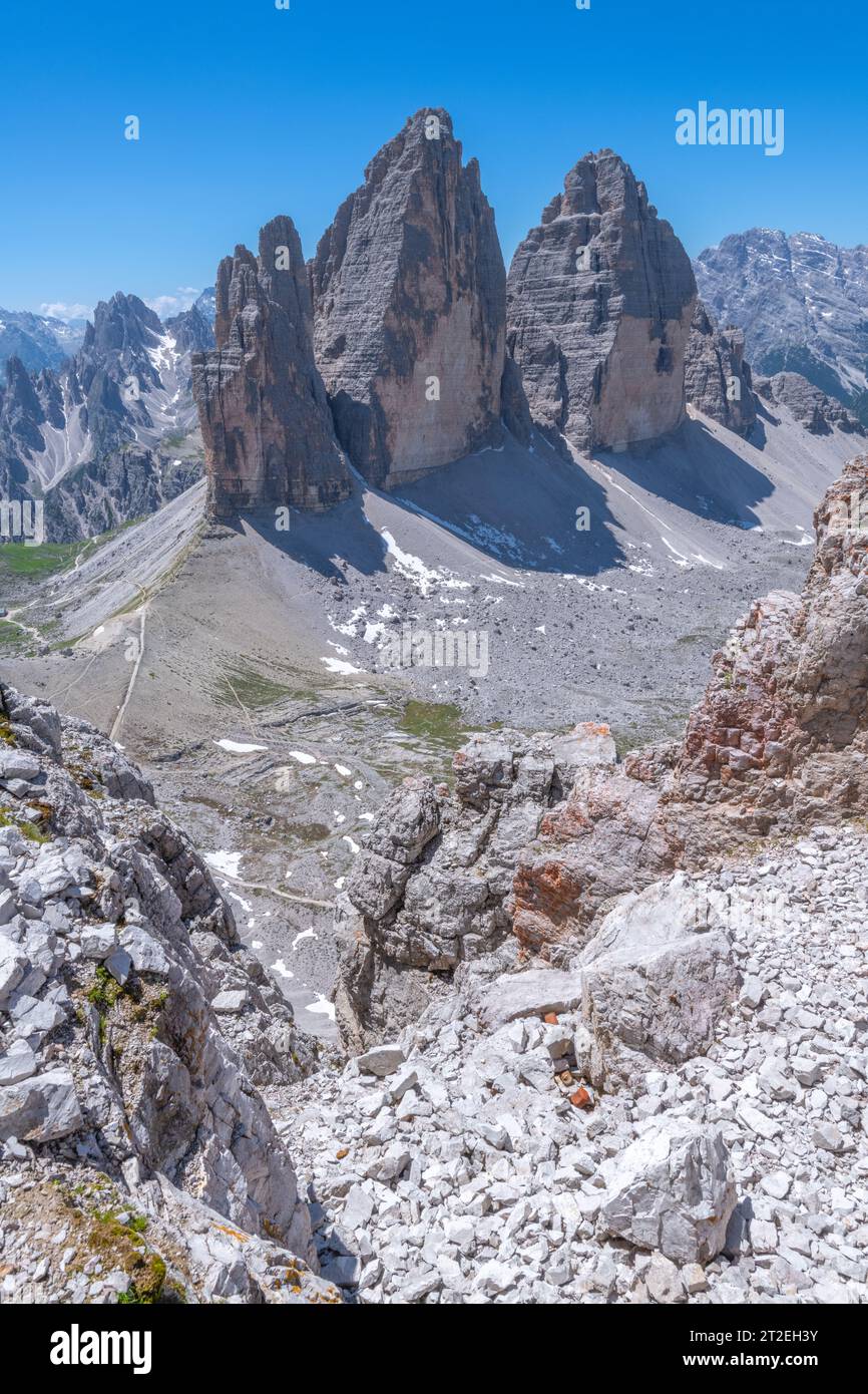 Vue au sommet de 3 cime di Lavaredo ou Drei Zinnen, pics mondialement connus dans les Dolomites italiennes. De hauts monolithes rocheux sculptés par érosion. Banque D'Images