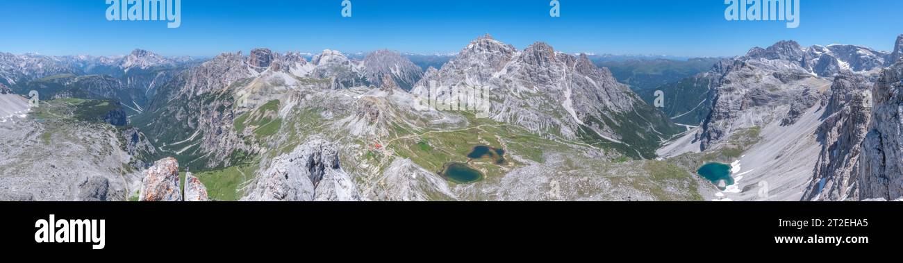 Vue panoramique sur le paysage de montagne depuis le sommet du Monte Paterno près de 3 cime di Lavaredo. Vues sur les sommets rocheux des Dolomites et les petits lacs alpins Banque D'Images