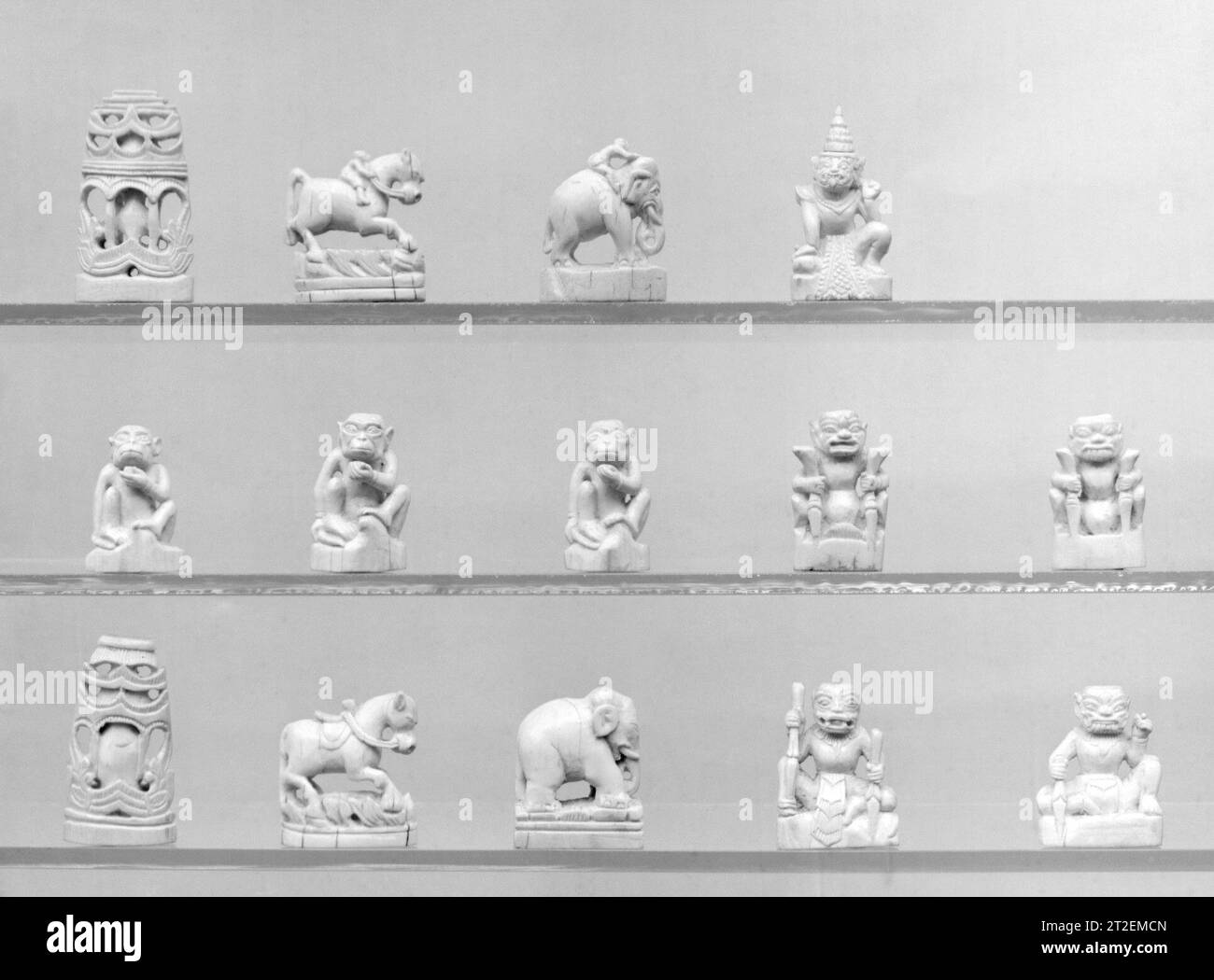 Chessmen (31) birman 18e–19e siècle bien que les deux côtés aient été laissés la couleur naturelle, ils se distinguent par la forme des pièces. Du côté «bon», l'éléphant (évêque) et le cheval (chevalier) ont des cavaliers de singe, tandis que du côté «mauvais» ils sont sans. Le «bon» roi est un esprit protecteur, et le «mauvais» un démon. Les pions noirs sont aussi des démons, et les pions blancs sont des singes. Les tours sont des chars. Les singes sont utilisés sur le «bon» côté parce qu'en extrême-Orient, on pensait qu'ils avaient le pouvoir de chasser ou d'empêcher les mauvaises influences des esprits méchants. Banque D'Images