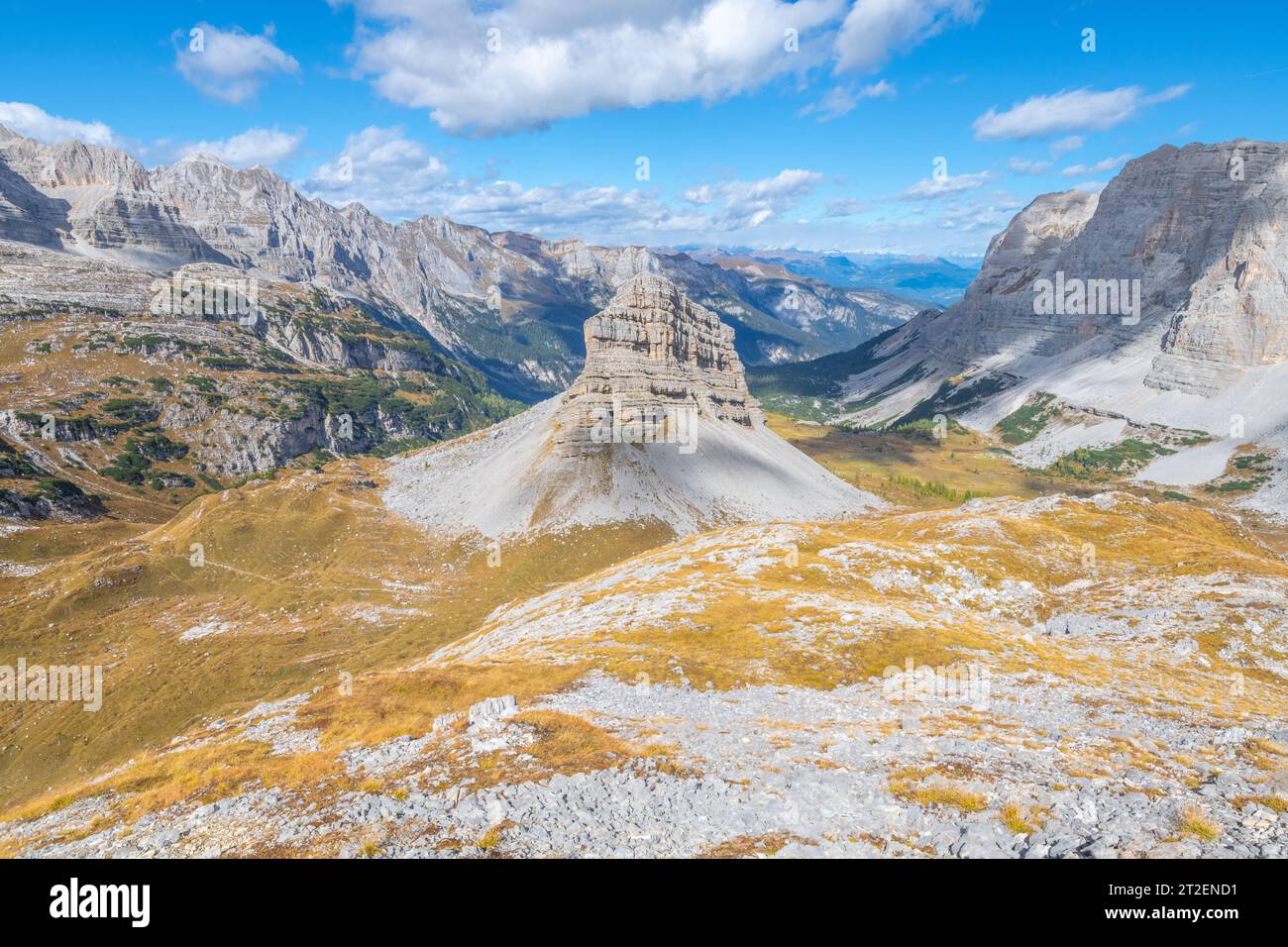 Grand monolithe calcaire érodé, monolithe rocheux autoportant érodé dans les Dolomites italiennes, groupe des Dolomites de Brenta Banque D'Images