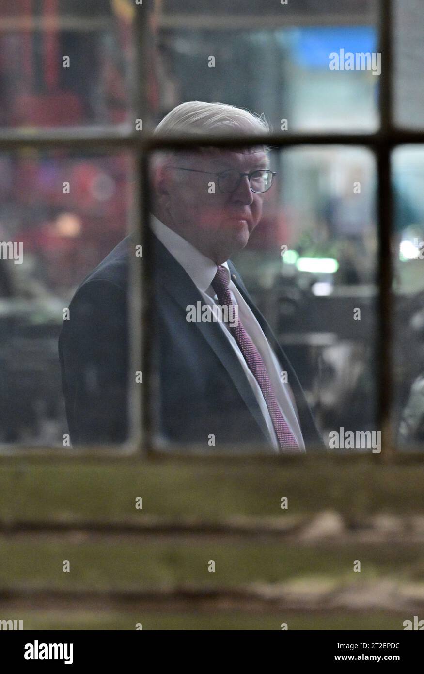 19 octobre 2023, Thuringe, Meiningen : le président allemand Frank-Walter Steinmeier visite le centre de maintenance des véhicules de DB à l'usine de locomotives à vapeur de la Deutsche Bahn. Steinmeier a déménagé sa résidence officielle à Meiningen pendant trois jours dans le cadre de « l'heure locale en Allemagne ». Les arrêts en dehors de Berlin sont conçus pour engager une conversation avec les citoyens sur les défis, les souhaits et les préoccupations actuels. Photo : Martin Schutt/dpa Banque D'Images