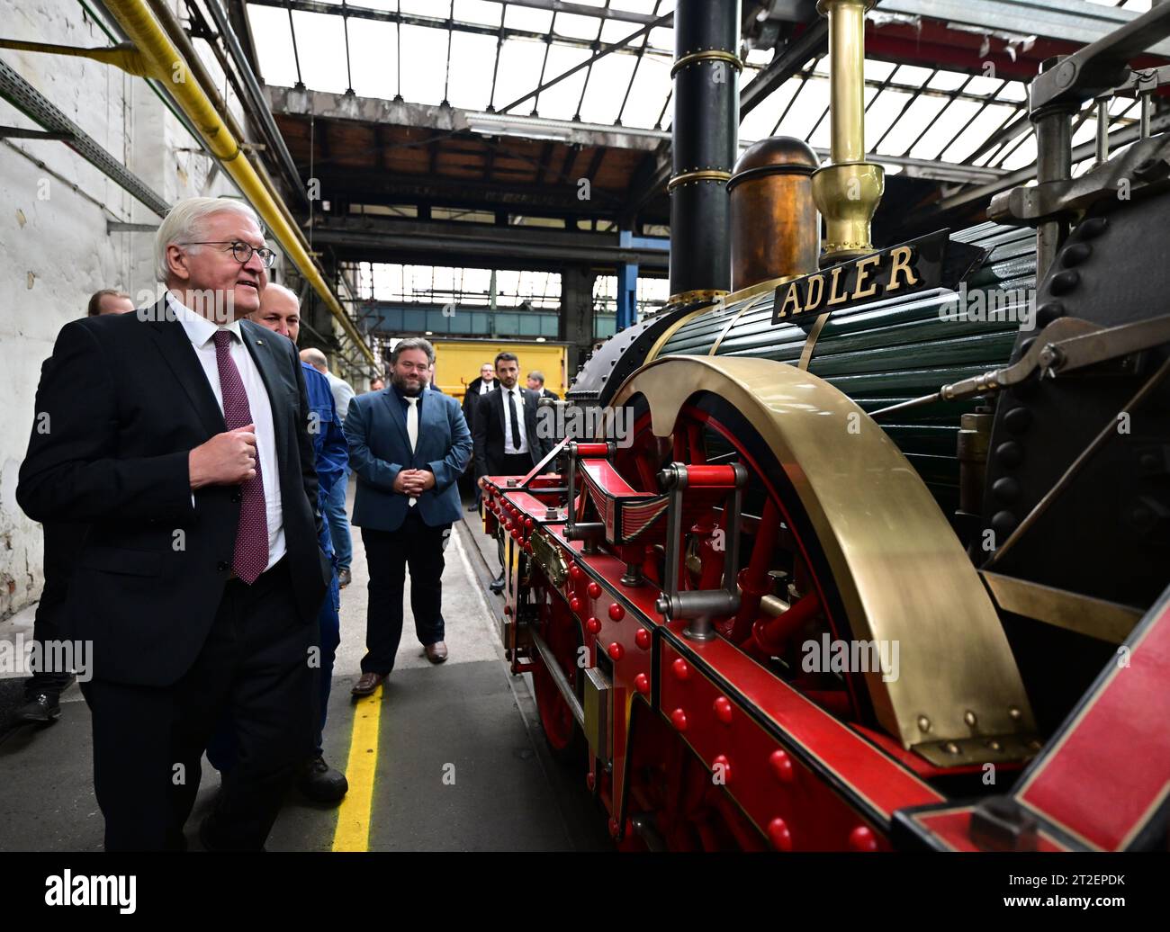 Meiningen, Allemagne. 19 octobre 2023. Le président allemand Frank-Walter Steinmeier visite le centre d'entretien des véhicules de DB à l'usine de locomotives à vapeur de la Deutsche Bahn. Steinmeier a déménagé sa résidence officielle à Meiningen pendant trois jours dans le cadre de « l'heure locale en Allemagne ». Les arrêts en dehors de Berlin sont conçus pour engager une conversation avec les citoyens sur les défis, les souhaits et les préoccupations actuels. Crédit : Martin Schutt/dpa/Alamy Live News Banque D'Images