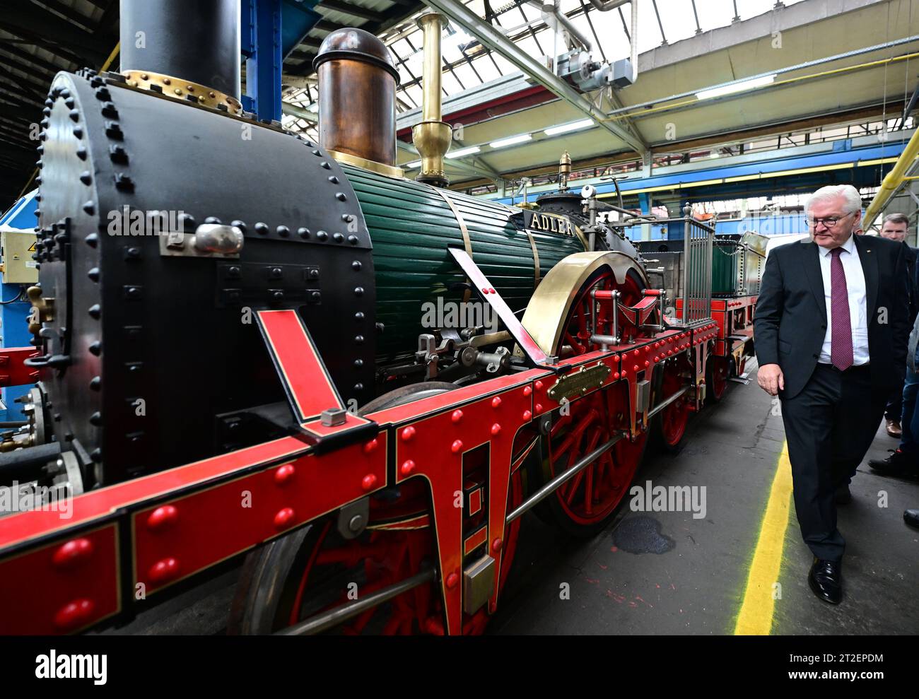 Meiningen, Allemagne. 19 octobre 2023. Le président allemand Frank-Walter Steinmeier visite le centre d'entretien des véhicules de DB à l'usine de locomotives à vapeur de la Deutsche Bahn. Steinmeier a déménagé sa résidence officielle à Meiningen pendant trois jours dans le cadre de « l'heure locale en Allemagne ». Les arrêts en dehors de Berlin sont conçus pour engager une conversation avec les citoyens sur les défis, les souhaits et les préoccupations actuels. Crédit : Martin Schutt/dpa/Alamy Live News Banque D'Images
