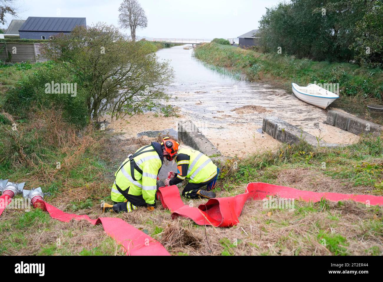 Des employés de l’Agence danoise de gestion des urgences installent une pompe à eau à Diernaes Strand près de Haderslev, dans le sud du Danemark, le jeudi 19 octobre 2023. La pompe est capable de pomper 25, 000 litres d'eau par minute. En raison d'une forte tempête, il y a un avertissement d'une augmentation des niveaux d'eau allant jusqu'à 2,4 mètres, indique l'Institut météorologique danois. Banque D'Images