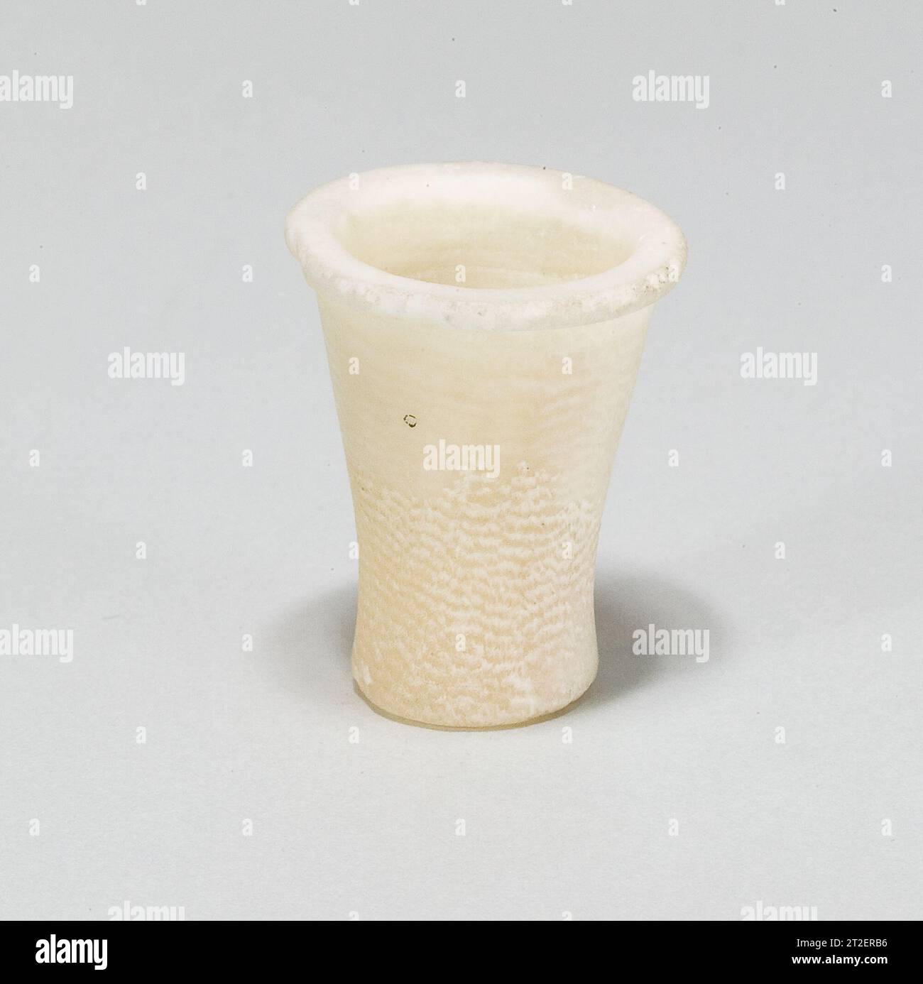 Alabaster vase from egypt Banque de photographies et d'images à haute  résolution - Alamy