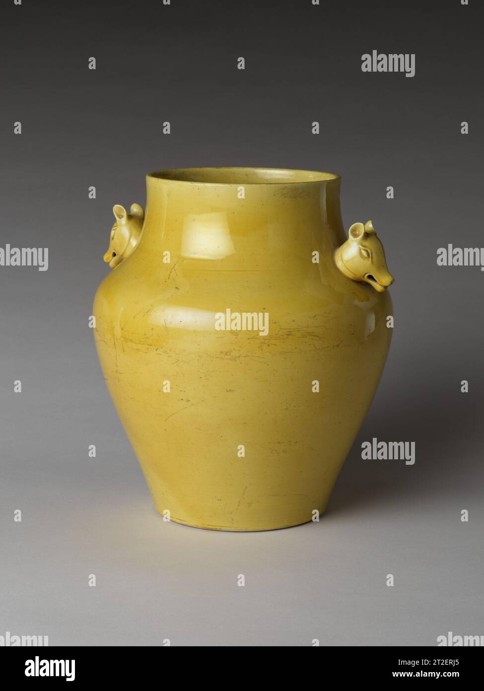 Récipient cérémoniel avec têtes d'animaux Chine 18e siècle ce pot est un exemple rare du genre de porcelaine impériale faite pour un usage cérémoniel du début de la dynastie Qing. Ce type de récipient est apparu pour la première fois de la fin du XVe au début du XVIe siècle, lorsque la cour impériale des Ming réglementait les récipients en porcelaine pour les cérémonies rituelles dans divers autels d'État. Un manuel rituel officiel identifie ce type de pot comme un récipient à vin (zhuozun). Bien que le nom du navire vienne des classiques anciens, la forme était nouvelle. La cour des Ming a décidé d'utiliser des articles en porcelaine à la place de la vess rituelle en bronze Banque D'Images