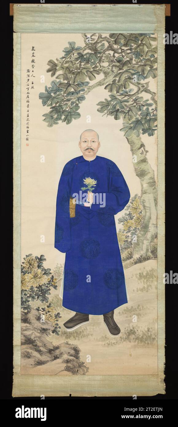 Portrait de Huang Jianyuan (1844–1911) Paysage de Ding Shangyong Portrait chinois d'artiste non identifié non daté, fin du XIXe siècle Un gentleman en robe de soie bleue regarde le spectateur, un chrysanthème jaune serré délicatement dans sa main gauche. Au premier plan, une plante de chrysanthème en fleurs s'agglutine à côté d'un rocher nain, tandis qu'en arrière-plan, plus de fleurs poussent à la base d'un arbre parasol, qui s'arc doucement au-dessus de l'érudit, l'encadrant au centre de l'image. Le sujet est Huang Jianyuan (1844-1911), ancien fonctionnaire érudit Qing. Le peintre du portrai Banque D'Images