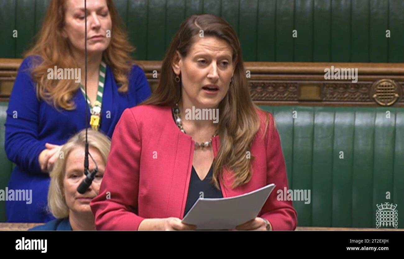 Le député conservateur Theo Clarke s'exprimant à la Chambre des communes, à Londres, lors d'un débat sur les traumatismes à la naissance où elle a décrit le moment «terrifiant» où elle croyait qu'elle allait mourir en couches alors qu'elle appelait le gouvernement à faire plus pour aider les femmes qui vivent des naissances traumatiques. Date de la photo : jeudi 19 octobre 2023. Banque D'Images