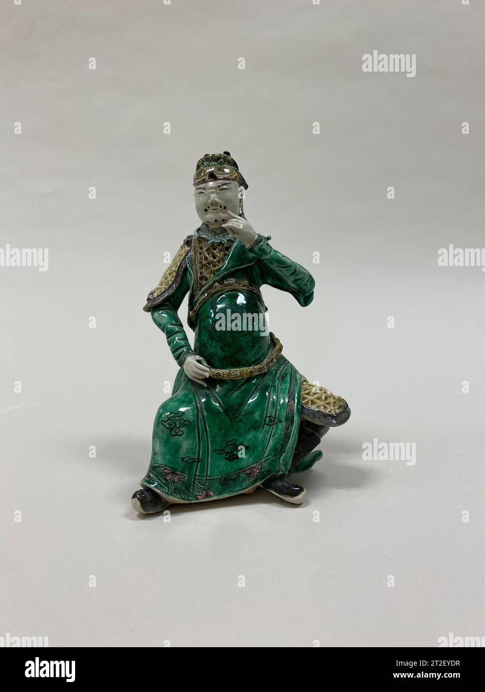 Figure de Guan Yu, une divinité gardienne Chine 19e siècle Voir plus. Figure de Guan Yu, une divinité gardienne. Chine. 19e siècle. Biscuit aux émaux polychromes (Jingdezhen ware). Dynastie Qing (1644-1911). Céramique Banque D'Images